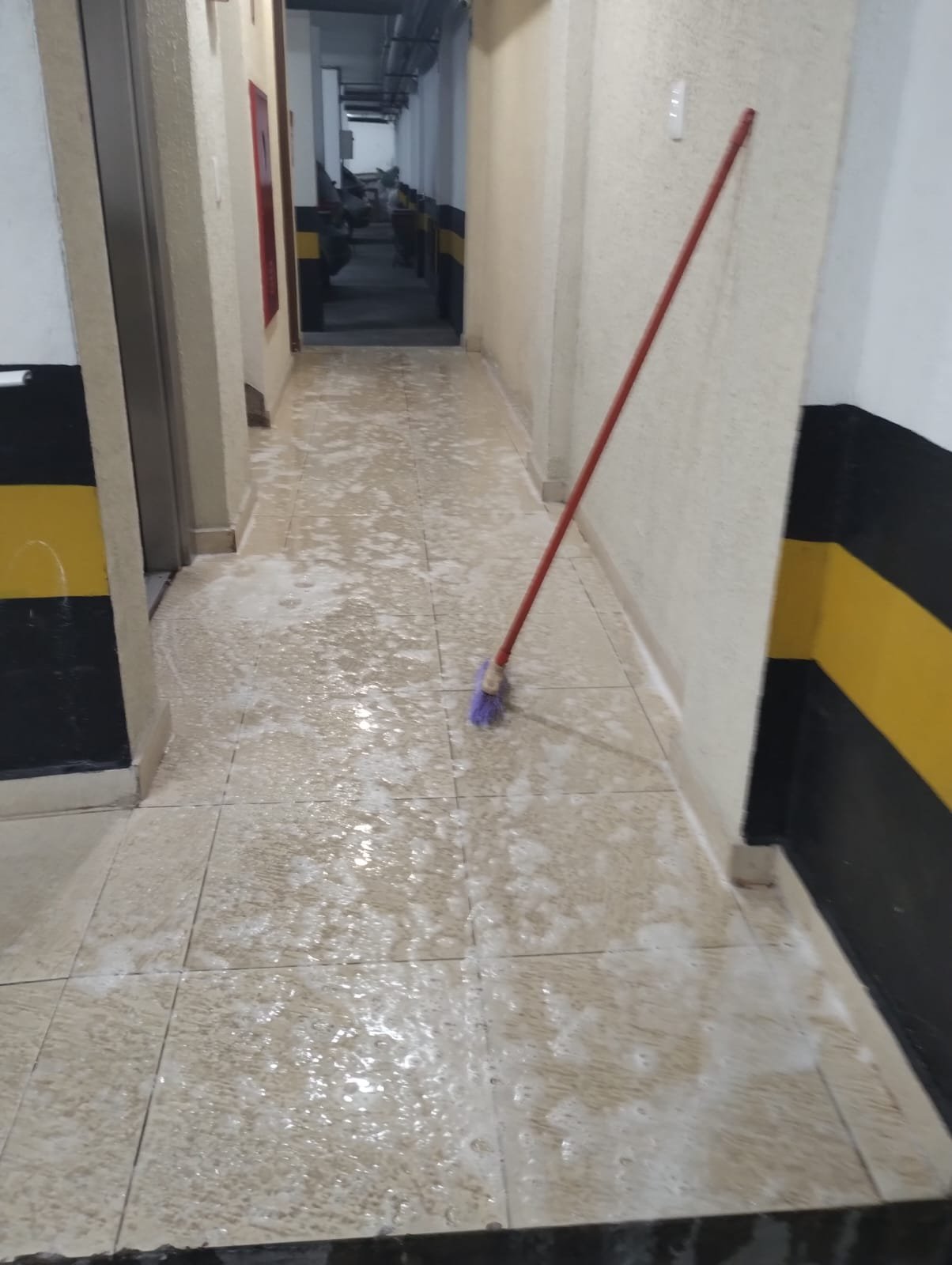 Garagem de condomínio lavada